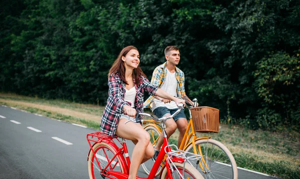 Mężczyzna i kobieta na rowerach — Zdjęcie stockowe
