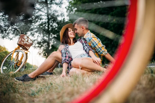 Pár sedět na trávě — Stock fotografie