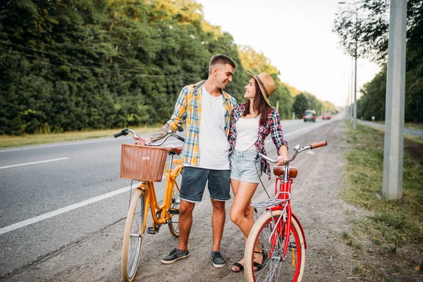 Zadowolony mężczyzna i kobieta stwarzających z rowerów — Zdjęcie stockowe
