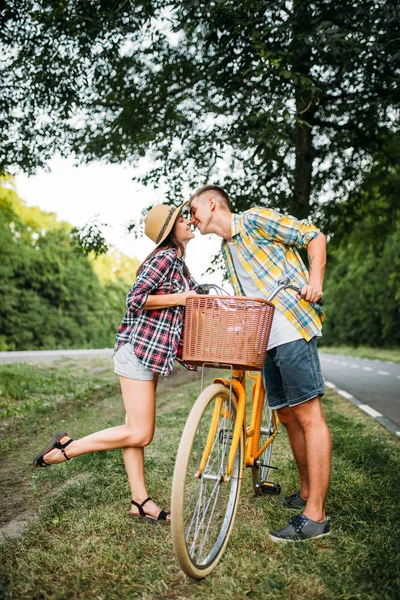 Mutlu aşk çift vintage bisiklet ile — Stok fotoğraf