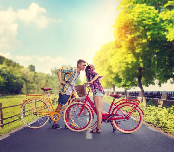 Happy man and woman posing with bikes — Stock Photo, Image