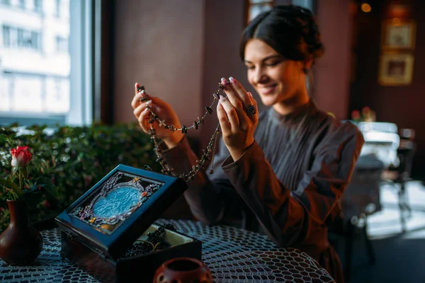 Frau mit antiken Perlen — Stockfoto