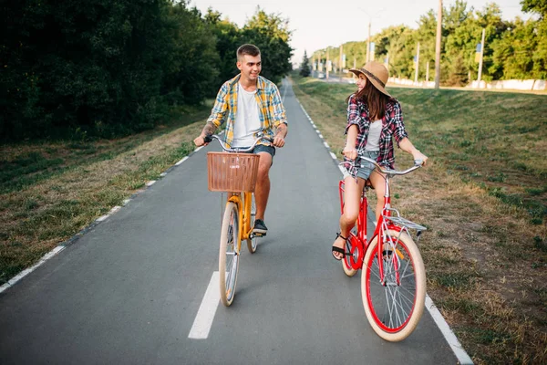 Hombre y mujer montando bicicletas — Foto de Stock