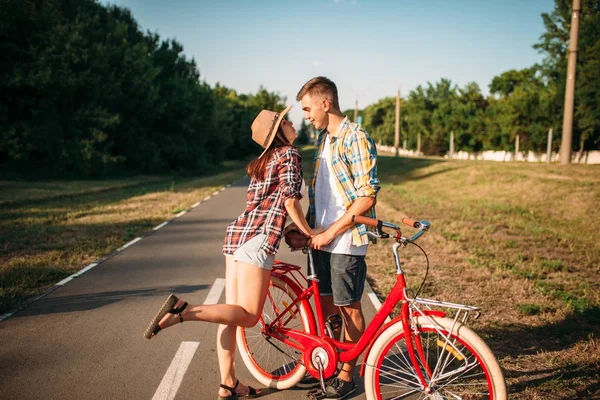 Miłość szczęśliwa para z rocznika rowerów — Zdjęcie stockowe