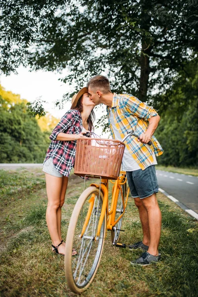 愉快的爱夫妇与复古自行车 — 图库照片