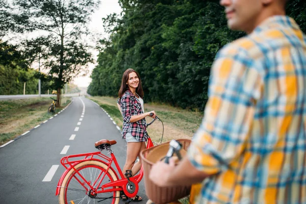 행복 한 남자와 여자는 자전거와 포즈 — 스톡 사진