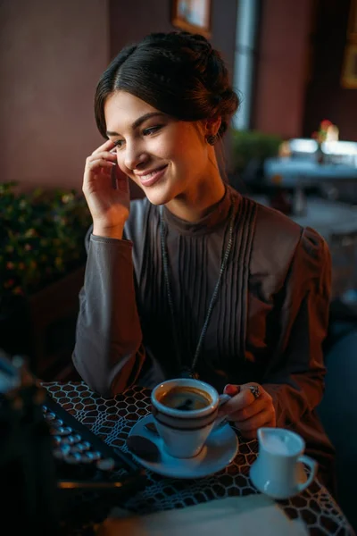 Γυναίκα στην ρετρό φόρεμα πίνοντας καφέ — Φωτογραφία Αρχείου