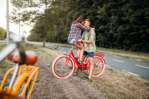 빈티지 자전거에 행복 한 사랑 부부 — 스톡 사진
