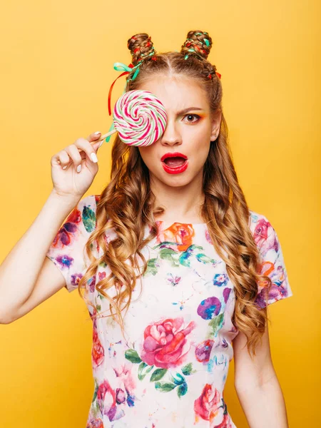 Mujer con caramelo lollypop — Foto de Stock
