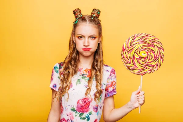 Mujer con caramelo lollypop — Foto de Stock