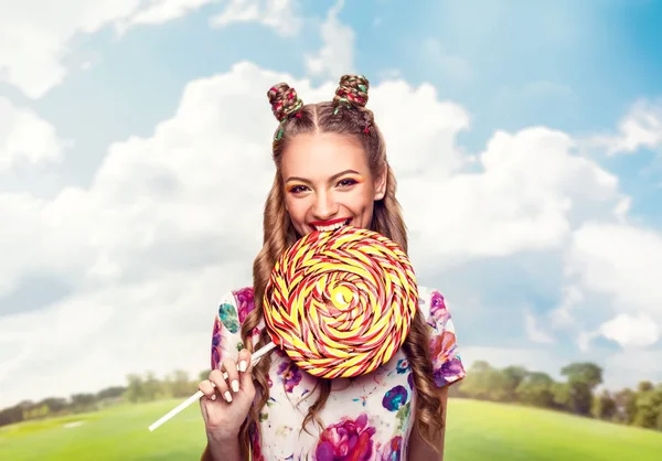 Mujer con caramelo lollypop — Foto de Stock