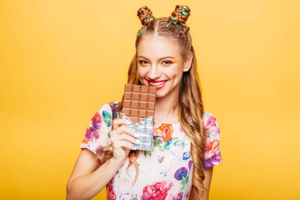 Frau mit Schokoladenriegel — Stockfoto