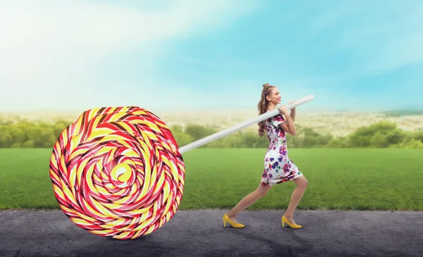 Frau mit riesigen Lollypop Bonbons — Stockfoto