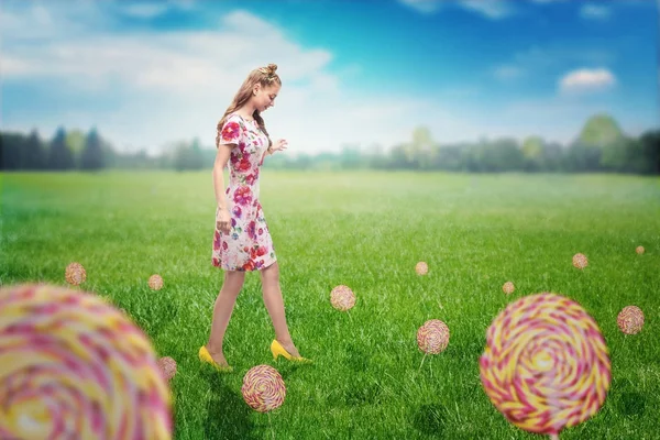 Mujer en el campo y piruletas de colores — Foto de Stock