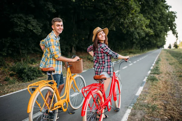 幸せな男と女性がバイクでポーズ — ストック写真