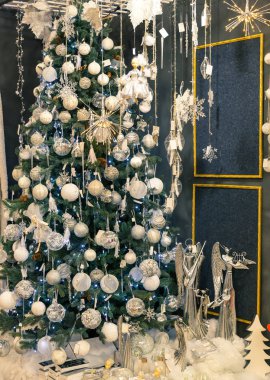 Beyaz baubles ile Noel ağacı