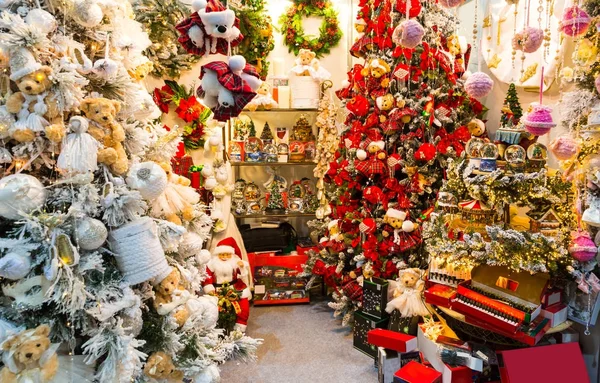 Árboles de Navidad decorados con adornos — Foto de Stock