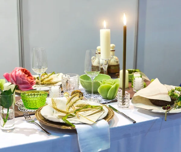 Jantar Romântico Mesa Com Decoração Velas Pratos Com Orelhas Decoração — Fotografia de Stock