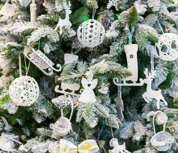 Weihnachtsbaum mit schönen Kugeln — Stockfoto