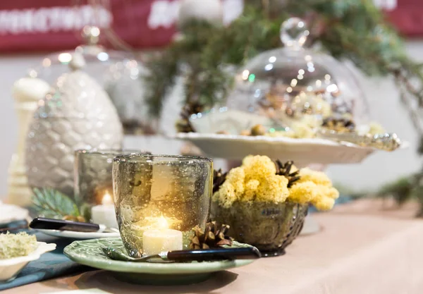 Tavolo decorato con pigne e candele — Foto Stock