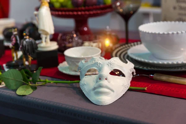 Mesa de Natal decorada com máscara , — Fotografia de Stock