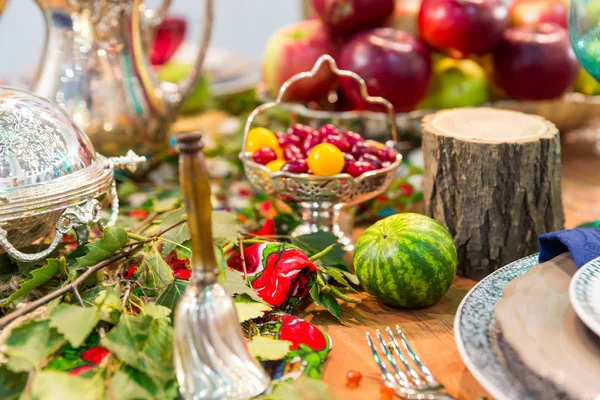 Tavolo festivo decorato con frutta — Foto Stock