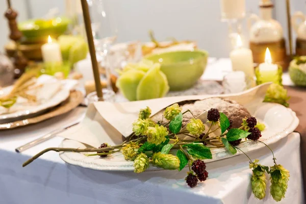 Tavolo decorato con candele e fiori — Foto Stock