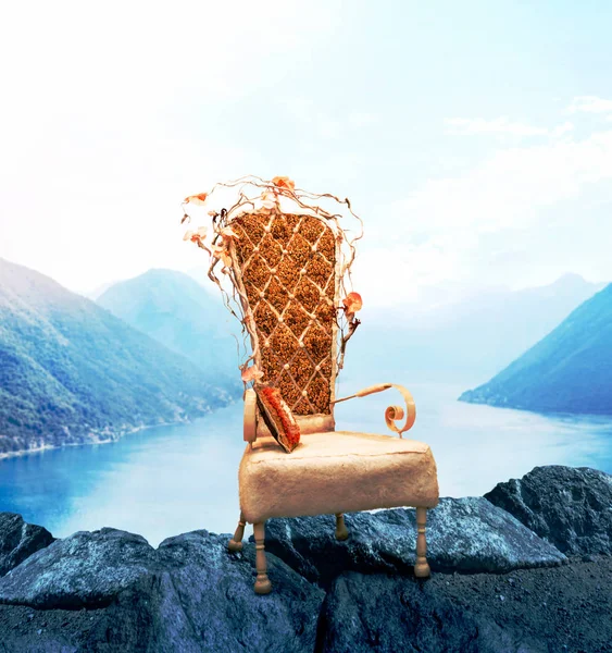 Cadeira Vintage Com Estofos Bonitos Estilo Clássico Luxo Montanhas Lago — Fotografia de Stock