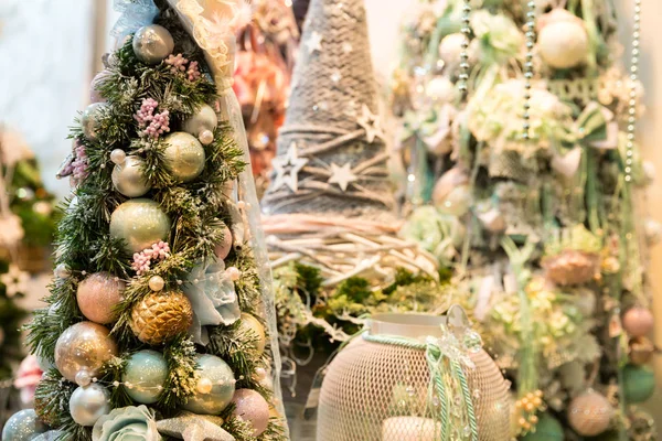 Рождественская елка, украшенная шарами — стоковое фото