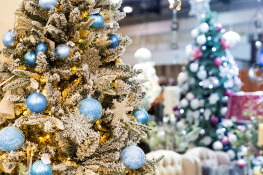 Mavi topları ile süslenen Noel ağacı
