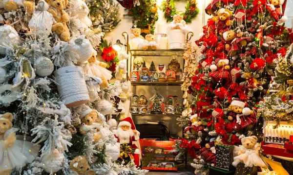 Árvores de Natal decoradas com bugigangas — Fotografia de Stock