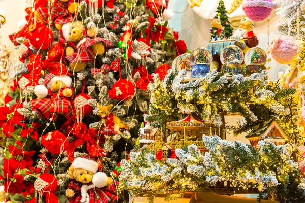 Рождественские елки украшены безделушками — стоковое фото