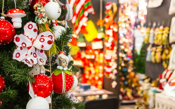Labdák és baubles díszített karácsonyfa — Stock Fotó