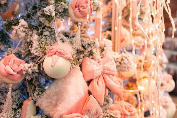 Arbre de Noël décoré de boules roses — Photo