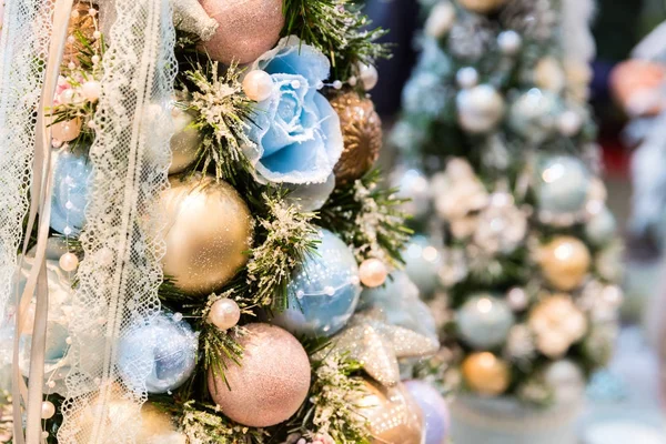 Karácsonyi fa díszített csillogó labdák — Stock Fotó