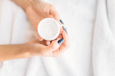 Kozmetik krem ile eller 