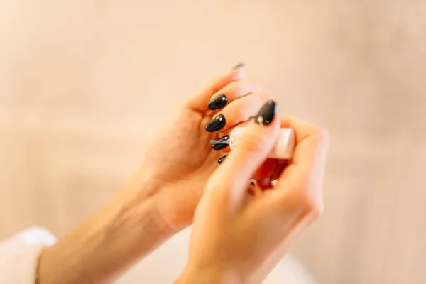 Manos femeninas con esmalte de uñas — Foto de Stock