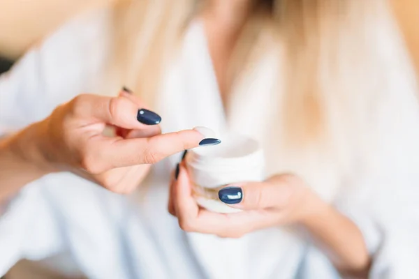 Manos femeninas con crema cosmética — Foto de Stock