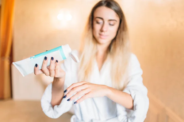 Woman applying cosmetic cream — Stock Photo, Image