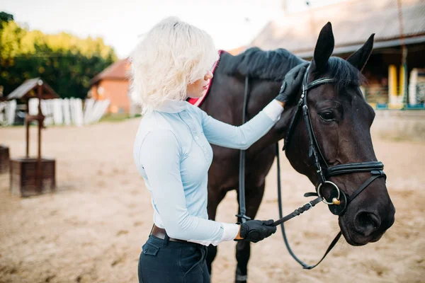 Femme caressant cheval — Photo