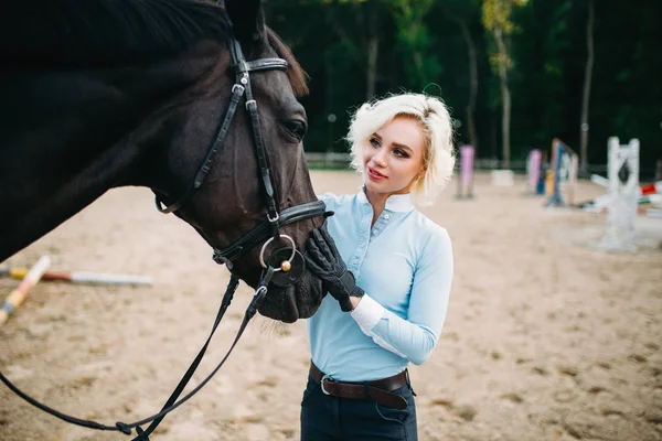 Kvinna klappa hästen — Stockfoto