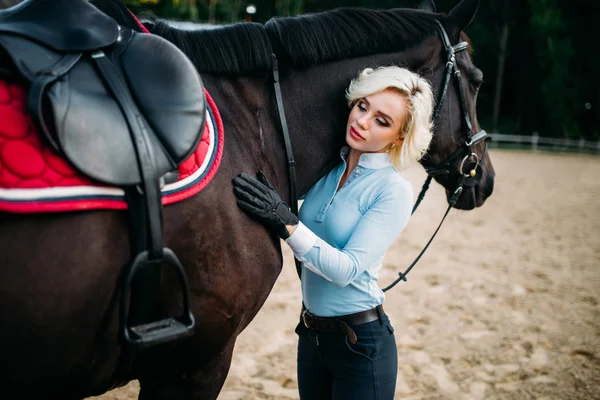 Jóquei feminino com cavalo — Fotografia de Stock