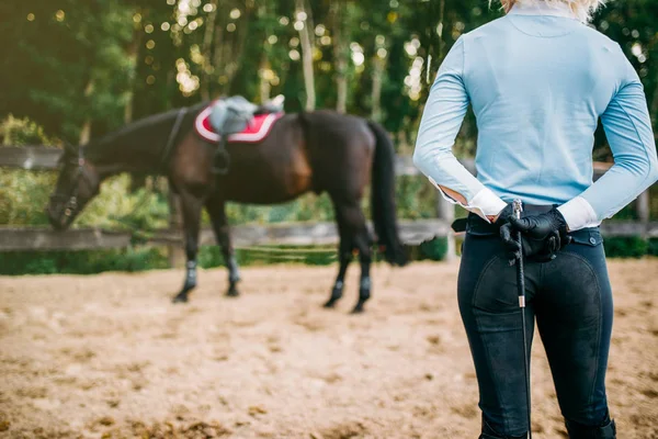 Kvinnliga jockey utbildning häst — Stockfoto