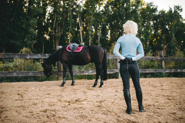 女性ジョッキー トレーニング馬 — ストック写真