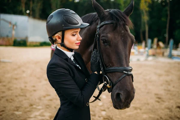 Jinete y caballo hembra —  Fotos de Stock