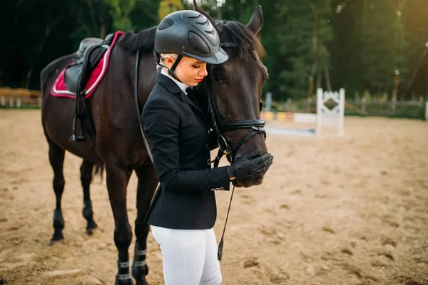 Kvinnliga jockey poserar med häst — Stockfoto