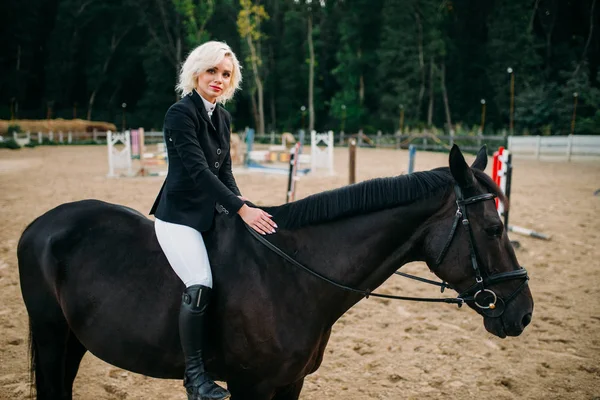 Mujer posando a caballo —  Fotos de Stock