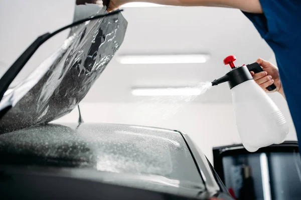 Auto monteur werken met spray — Stockfoto