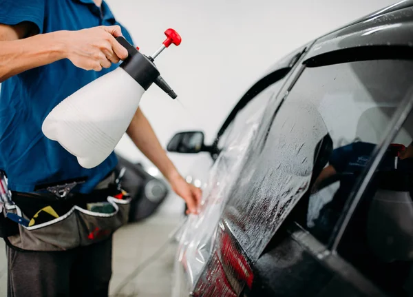 Mecánico del automóvil que trabaja con aerosol —  Fotos de Stock