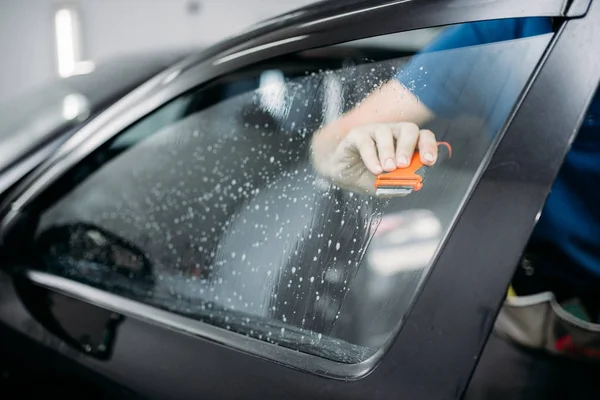 Instalación de película de teñido de coche — Foto de Stock